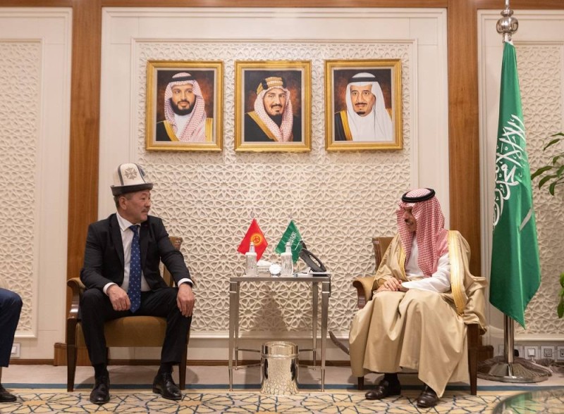 وزير الخارجية الأمير فيصل بن فرحان ملتقيا النائب الأول لرئيس وزراء قرغيزستان عادلبيك قاسم علييف