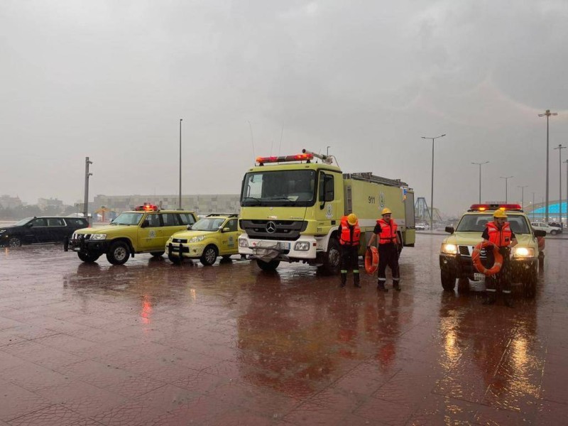 متابعة ميدانية لحظة بلحظة من قبل فرق وآليات الدفاع المدني أثناء الحالة المطرية على محافظة جدة