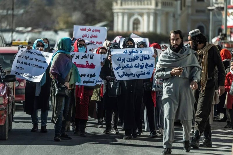 أفغانيات يتظاهرن للمطالبة بحقوقهن.