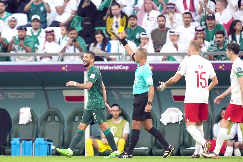 الحكم البرازيلي افتتح إشهار البطاقات الملونة للمنتخب السعودي من خلال عبدالاله المالكي في الثلث ساعة الأولى. (Footografiia)