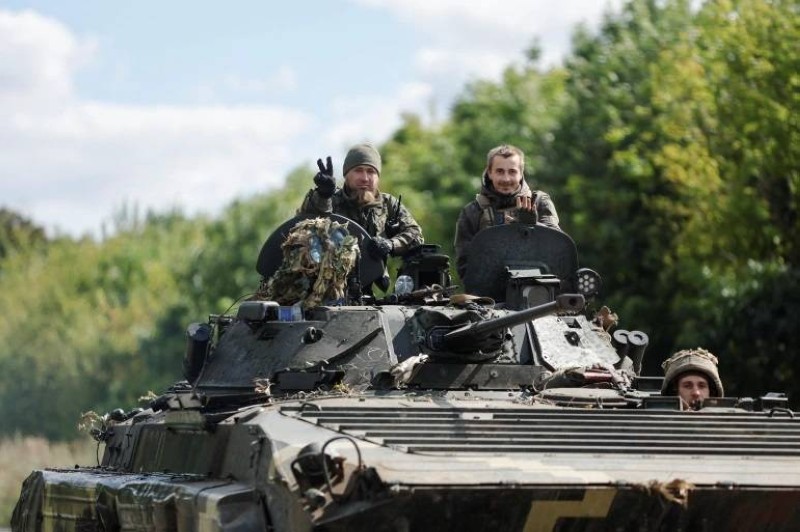 جنود أوكرانيون في ناقلة جنود برمائية مدرعة