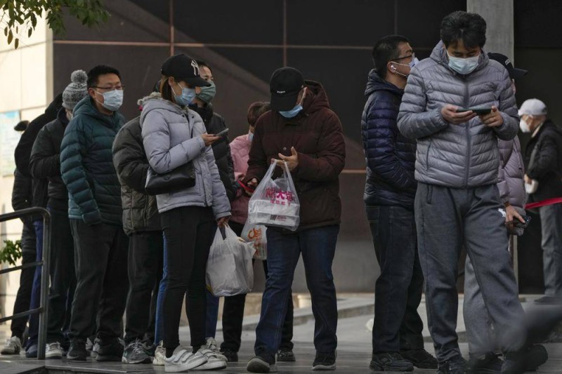 صينيون يصطفون لدخول سوبرماركت يضع قيوداً على عدد المتبضعين في بكين. (وكالات) 