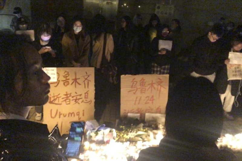 المتظاهرون في شنغهاي يقفون خلف لافتاتهم. (وكالات)
