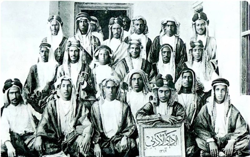 



الحجي (الأول من اليسار في الصف الثاني) مع أعضاء النادي الأدبي سنة 1924.