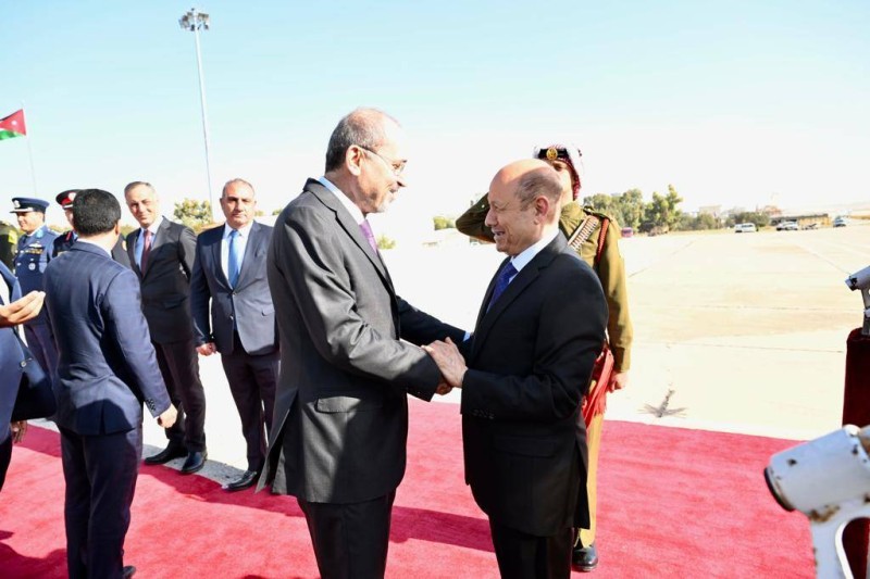 رئيس مجلس القيادة الرئاسي اليمني يصل الأردن.