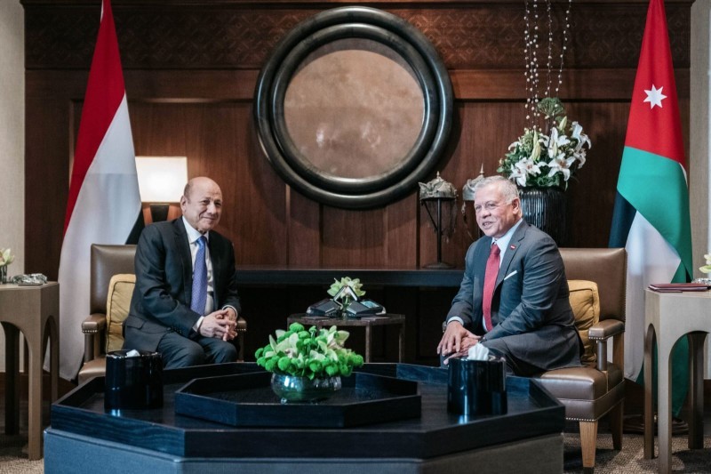 رئيس مجلس القيادة مع الملك الأردني