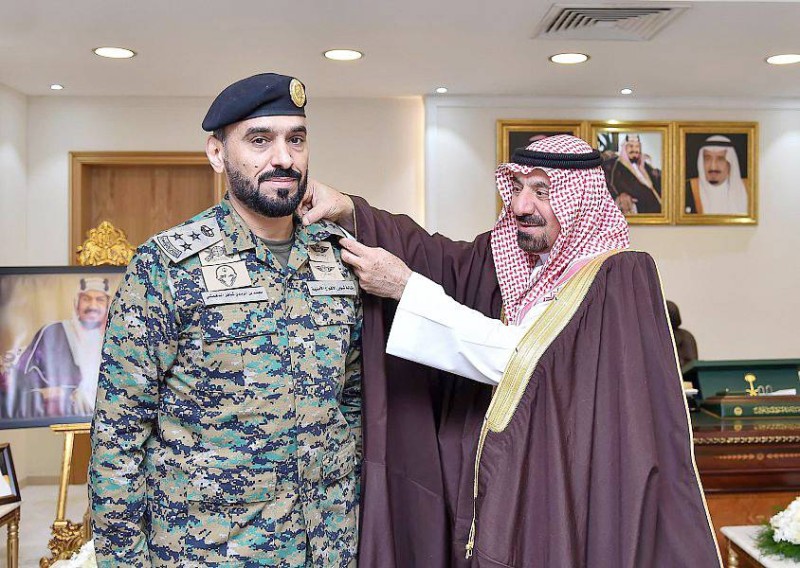 



الأمير جلوي بن عبدالعزيز مقلداً الدهمشي رتبته الجديدة. (واس)