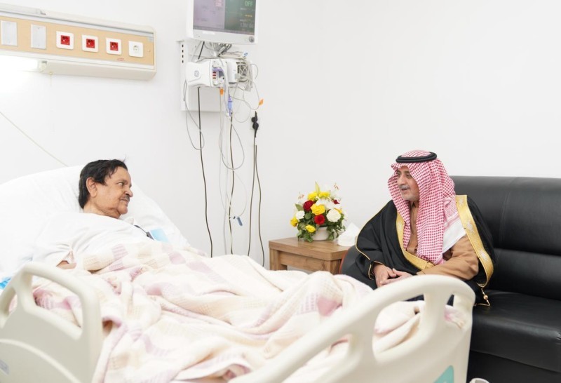 الأمير فهد بن سلطان خلال زيارته للخريصي. (عكاظ)