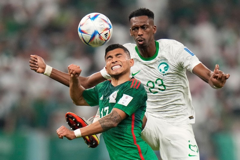 محمد كنو والمكسيكي أوربيلين بينيدا يتحديان على الكرة خلال مباراة السعودية والمكسيك الأربعاء الماضي في ملعب لوسيل. (AP)