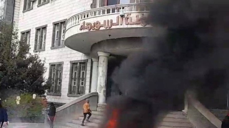  النار مشتعلة في أجزاء من مبنى محافظة السويداء