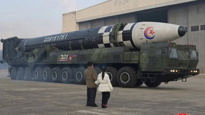 الزعيم الكوري الشمالي مع ابنته يشرف على إطلاق صاروخ باليستي عابر للقارات.