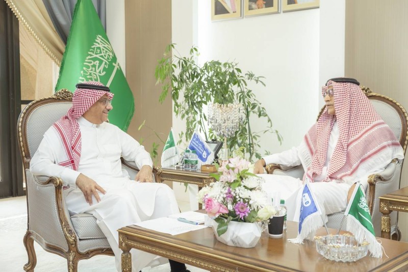 الشيخ عبدالله صالح كامل رئيس مجلس أمناء مؤسسة صالح عبدالله كامل الإنسانية ملتقيا رئيس جامعة الملك سعودية الدكتور بدران العمر