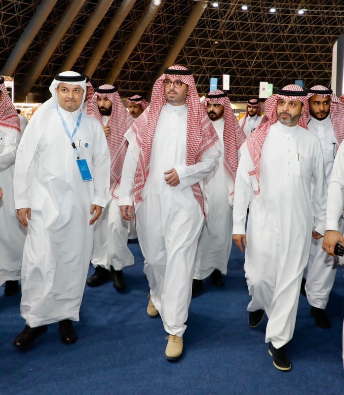 محافظ جدة الأمير سعود بن عبدالله بن جلوي يتجول في المعرض ويبدو إلى جانبه  حامد بن محمد فايز، و د.محمد حسن علوان.