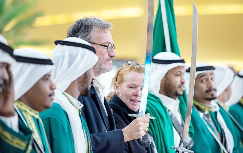 



السفير البلجيكي خلال مشاركته في فعاليات مهرجان الملك عبدالعزيز للإبل.