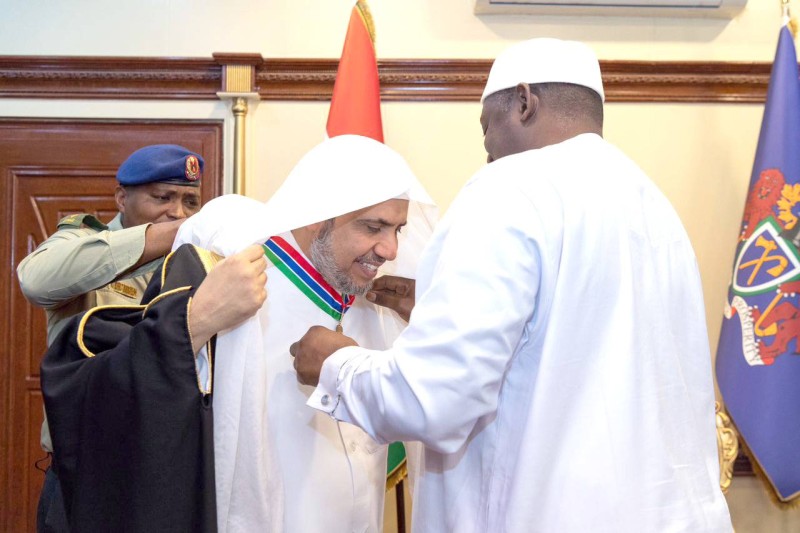 



رئيس جمهورية غامبيا لدى تقليد الدكتور العيسى وسام سفير السلام الدولي.