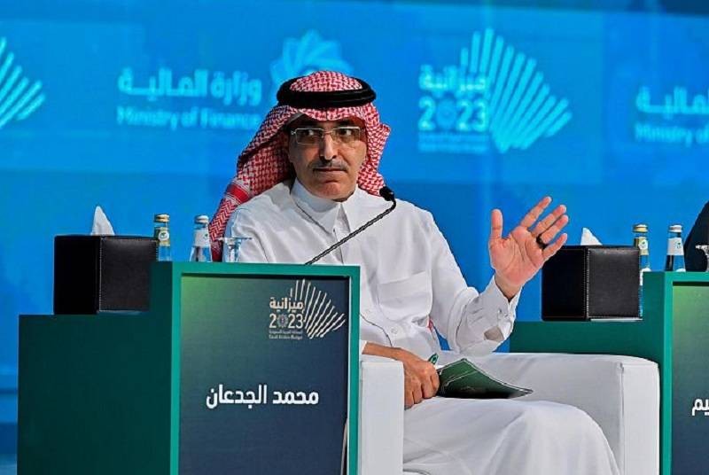 وزير المالية محمد الجدعان خلال مشاركته في الجلسة الأولى من جلسات ملتقى ميزانية 2023