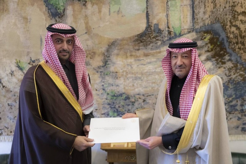 تسلم الرسالة نائب وزير الخارجية وليد الخريجي، خلال استقباله سفير قطر لدى السعودية بندر العطية