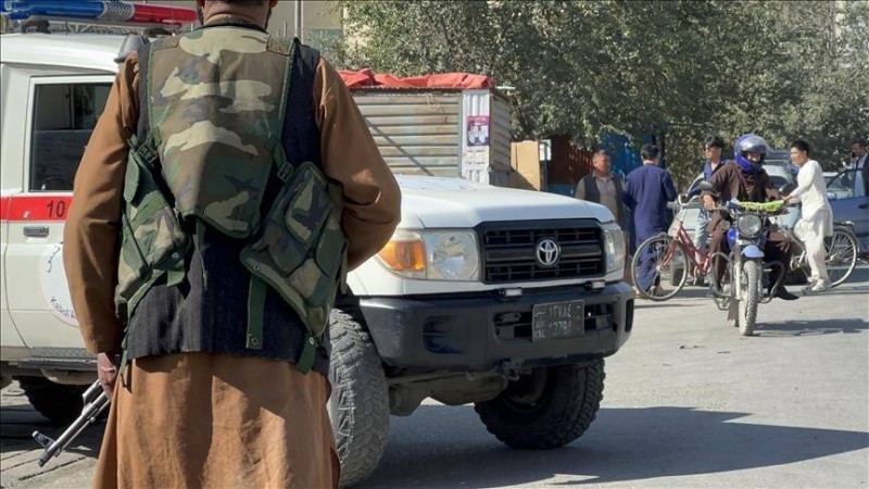 قوات أمنية من طالبان أمام الفندق