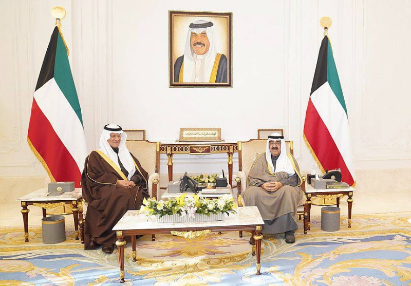 



ولي عهد الكويت يستقبل الأمير عبدالعزيز بن سلمان بقصر بيان أمس. (واس)