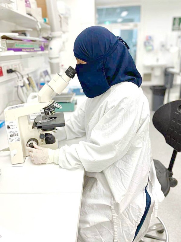 



المبتعثة السعودية جواهر الحارثي في مختبر جامعة سيدني بأستراليا. (عكاظ)