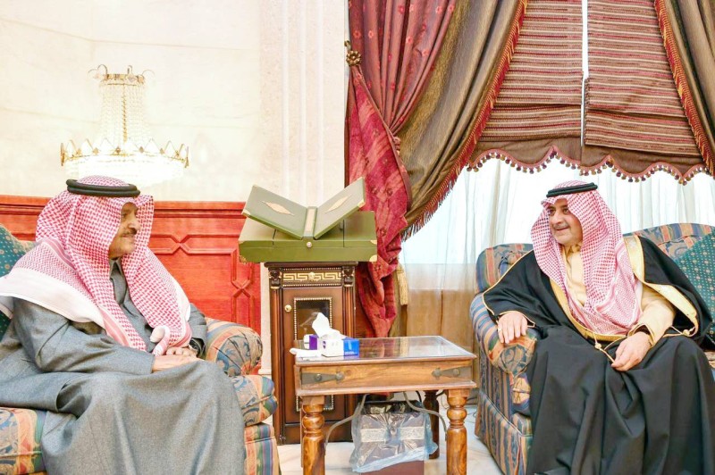 



الأمير فهد بن سلطان خلال زيارته الخريصي. (عكاظ)