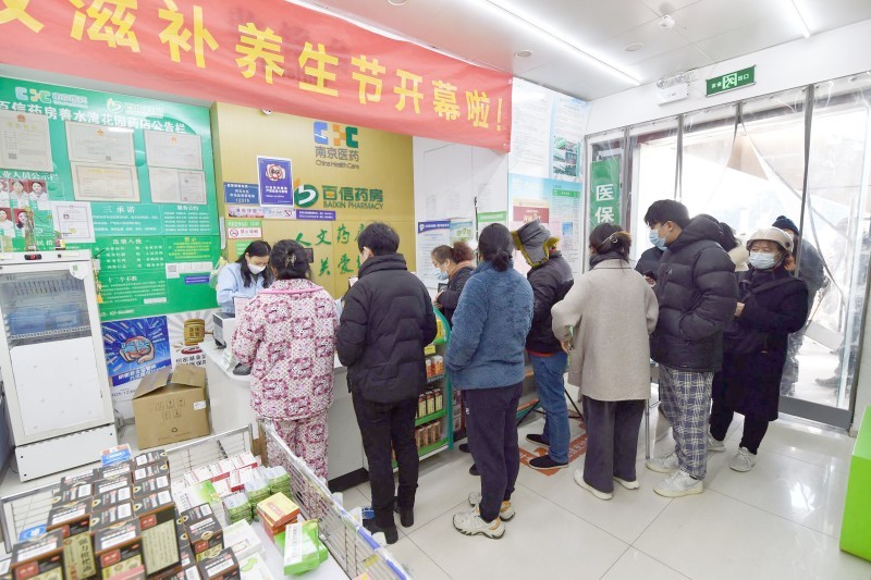



صينيون يصطفون لشراء أجهزة فحص كورونا في نانجينغ بمحافظة جينغسو. (وكالات)