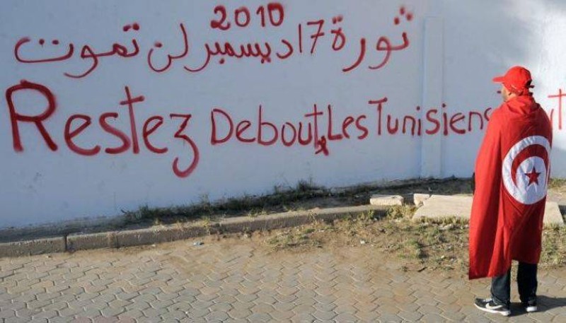 لافتة في شارع سيدي بوزيد تذكر بثورة 17 ديسمبر عام 2010.