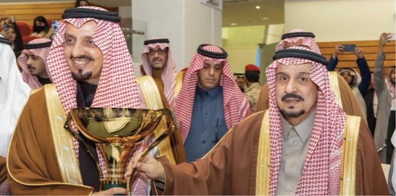 أمير الرياض متوجاً الأمير فيصل بن خالد بكأس فئة المستورد.