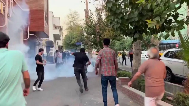 



متظاهرون إيرانيون يتحدون أجهزة قمع النظام.