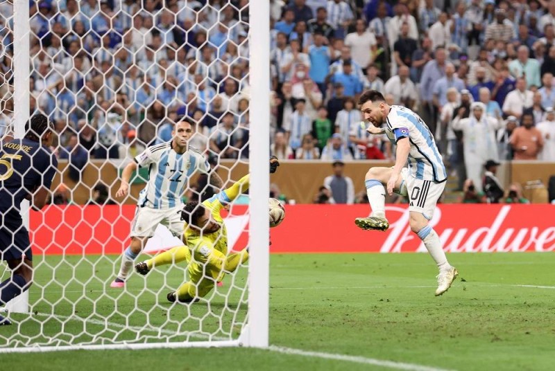 ميسي لحظة تسجيل الهدف الثالث للأرجنتين