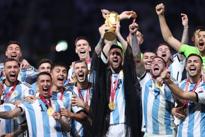 ميسي حاملا كأس العالم لحظة تتويج منتخب الأرجنتين بلقب بطولة مونديال 2022