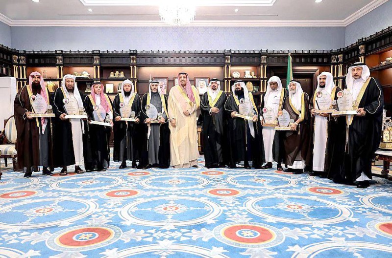 



 الأمير حسام بن سعود بعد اطلاعه على أعمال لجنة إصلاح ذات البين. (واس)