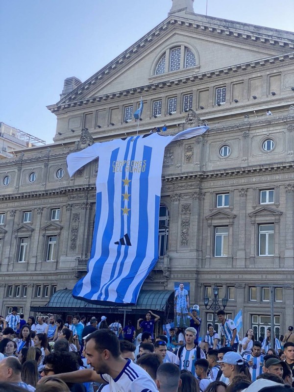 احتفالات في العاصمة أرجنتينية بيونيس آيرس بعد الفوز بمونديال كأس العالم 2022