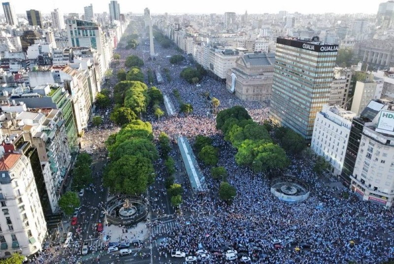 احتفالات في العاصمة أرجنتينية بيونيس آيرس بعد الفوز بمونديال كأس العالم 2022
