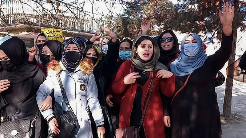 مظاهرة نسائية في أفغانستان تندد بحظر تعليم الفتيات.