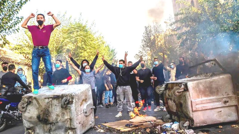 



محتجون إيرانيون يقطعون الطرق ويرفعون علامة النصر.