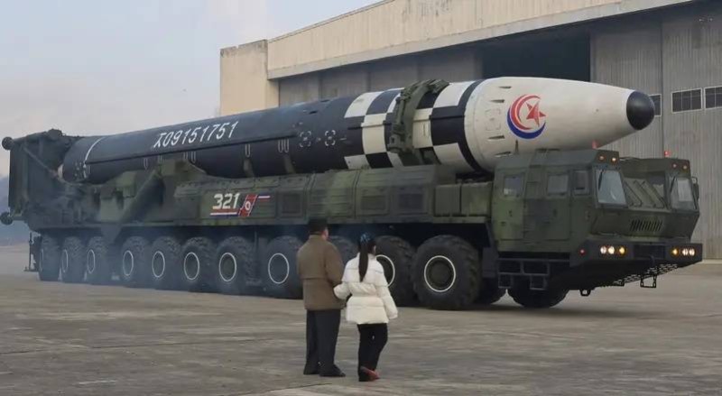 زعيم كوريا الشمالية يشرف على إطلاق صاروخ باليستي عابر للقارات.