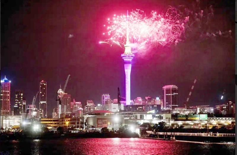 



الألعاب النارية تضيء سماء أوكلاند في نيوزيلندا إيذاناً بحلول 2023. (وكالات)