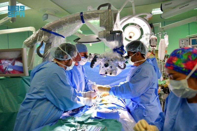 الفريق الطبي أثناء عملية فصل التوأم السيامي السعودي