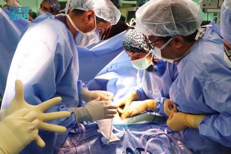 الفريق الطبي أثناء عملية فصل التوأم السيامي السعودي