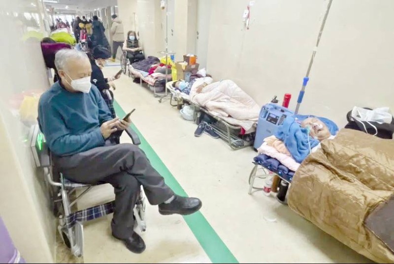 



المرضى يرقدون في الممرات في أحد مستشفيات بكين. (وكالات)