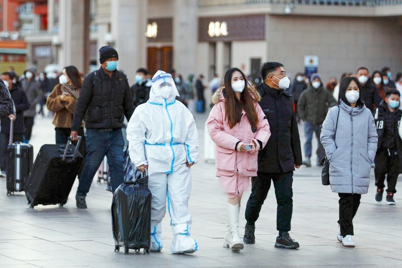 



مسافر صيني يرتدي زي الحماية الكامل في محطة قطارات بكين. (وكالات)