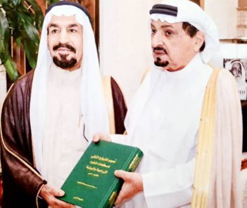 



المشيقح يهدي أحد مؤلفاته إلى حاكم عجمان عام 2017. 