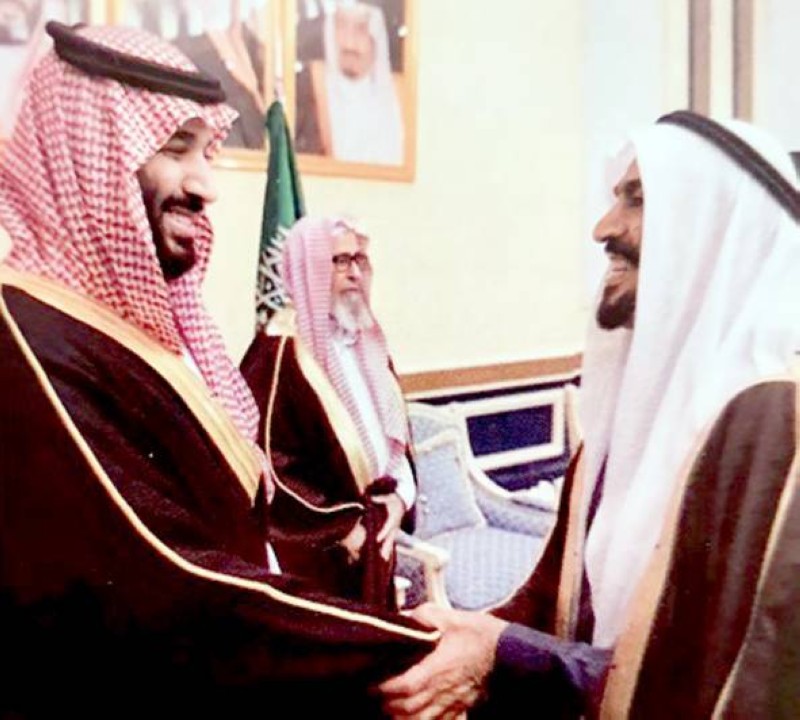 



المشيقح يصافح الأمير محمد بن سلمان.