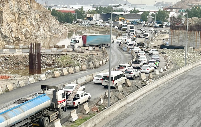 ازدحام مروري بسبب تجمعات المياه. (عكاظ)