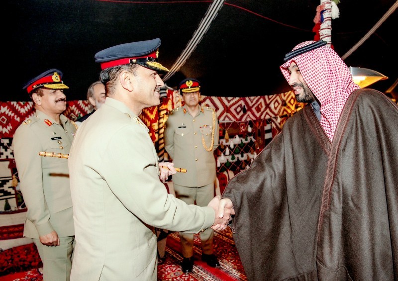 ولي العهد الأمير محمد بن سلمان، خلال استقباله في المخيم الشتوي في العلا، قائد الجيش الباكستاني الفريق أول عاصم منير. (واس)