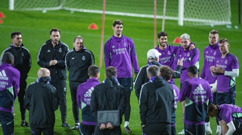 أنشيلوتي استهل مران ريال مدريد بالاجتماع مع اللاعبين. (تصوير: مشاري الخليل) 