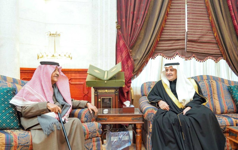 



الأمير فهد بن سلطان خلال زيارته الخريصي. (عكاظ)