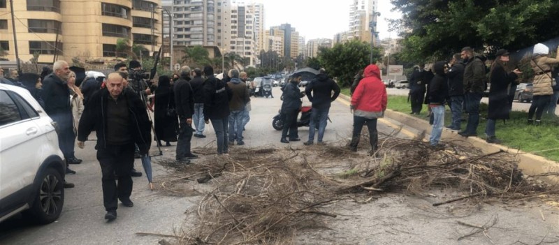 الأهالي فشلوا في إغلاق الطريق بسبب التدافع مع العناصر الأمنية.