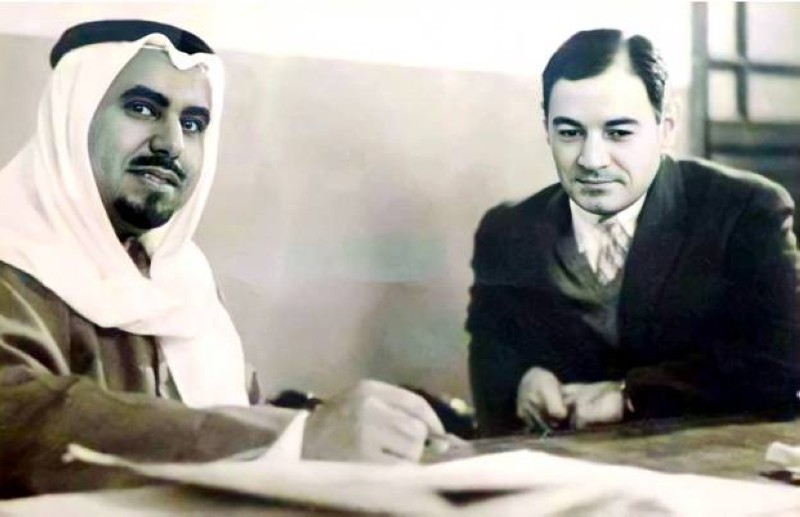 



شهاب مع الشيخ جابر الأحمد في أواخر الخمسينيات.